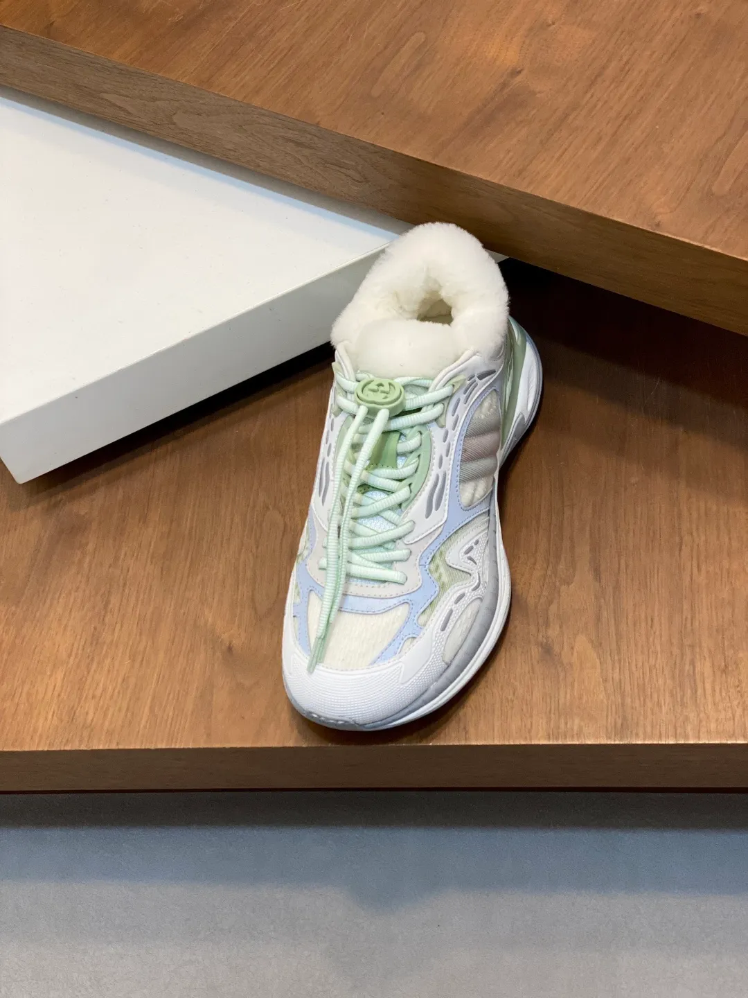 Men's men's shoes 💰980 Gucci Gucci 2.0 sneakers, retro casual shoes, original purchase, development, production. Gucci 2.0 sneakers reinterpret the brand's iconic striped webbing elements. This sneaker reinterprets the iconic details, using EVA thick soles, with a smart silhouette, bringing a stable and comfortable wearing experience. Beautiful packaging at the delivery counter. Fabric: original imported cowhide + technical fabrics. Lining: imported real wool lining. Sole: original molded ultra-light foam rubber. Bottom thickness: 4CM. Size: 39-44 (customized for 38, 45, 46)